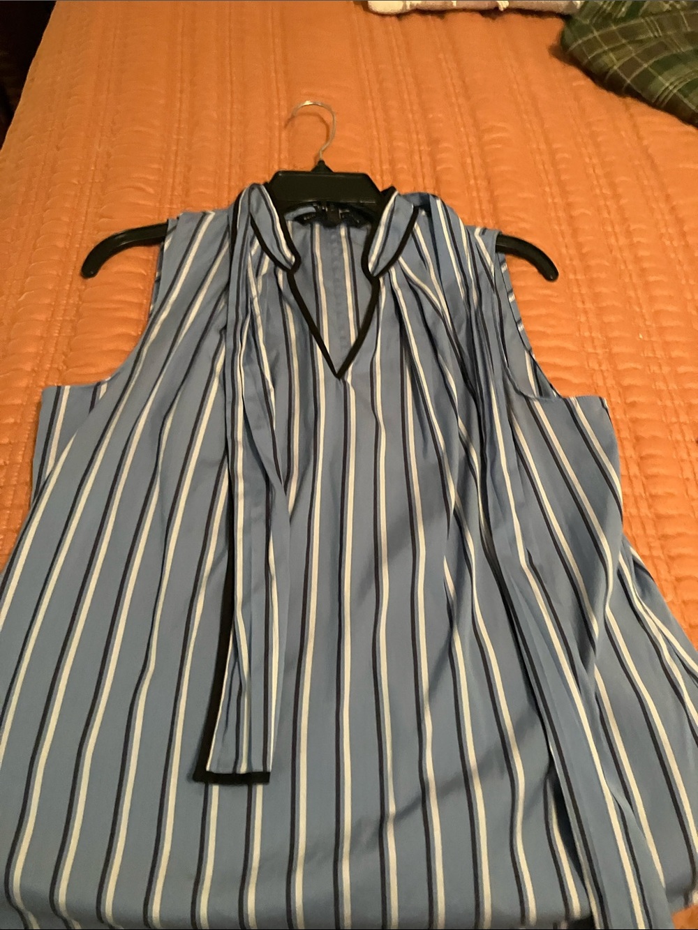 White House black market Blue Striped Sleeveless V-Neck Tie-Detail Top size 12